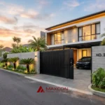 40 model pagar tembok minimalis modern dengan gerbang besi hitam di depan rumah