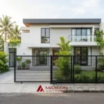 Pagar minimalis modern dari besi hollow hitam pada rumah bergaya tropis dengan fasad putih