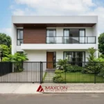 Pagar teras rumah minimalis dari besi hollow hitam pada fasad rumah modern berwarna putih